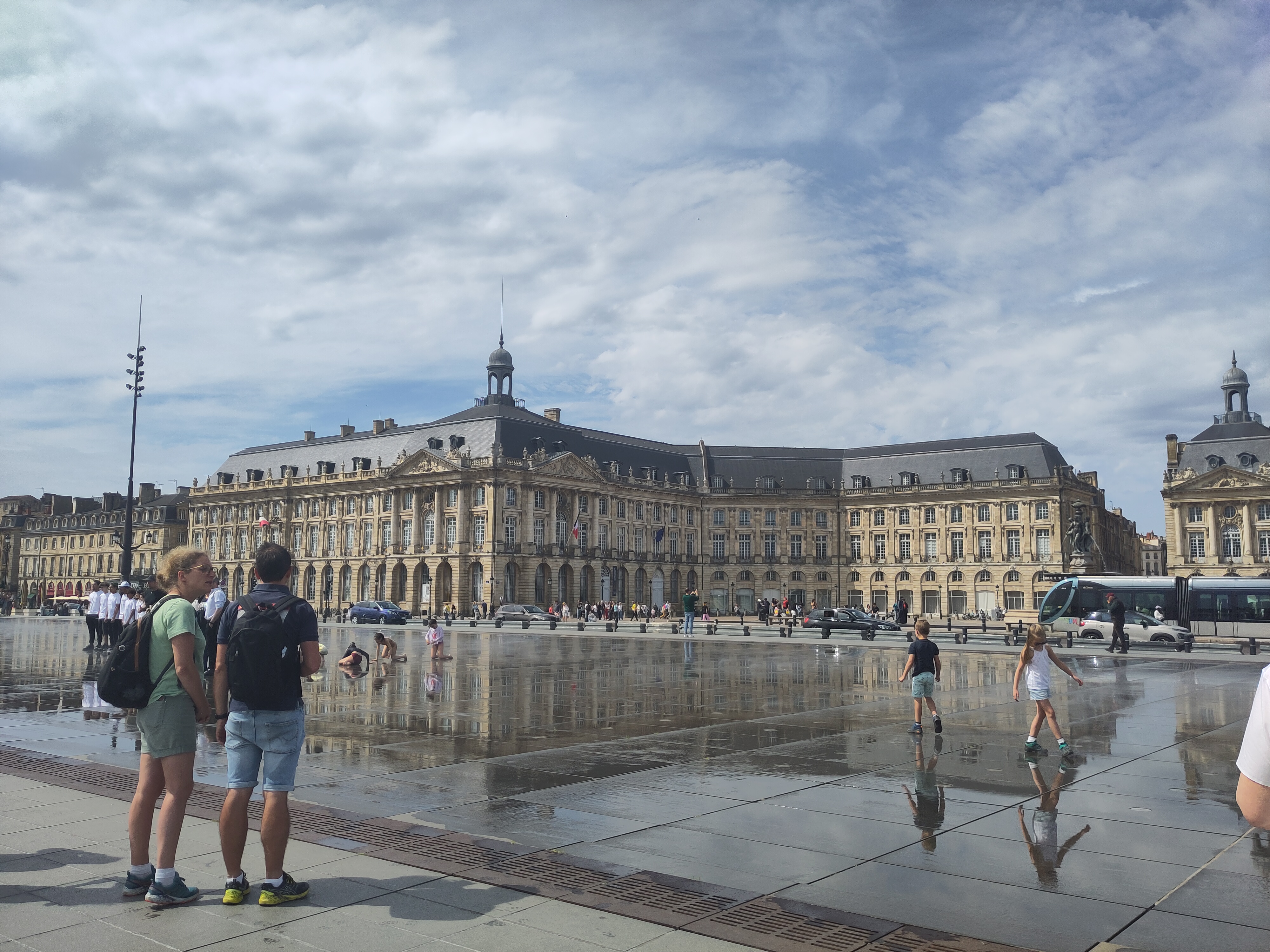 Des pavés mouillés. Franchement surcôté